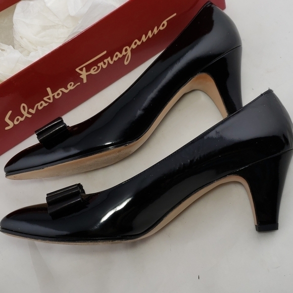 FERRAGAMO Black Patent Leather Pumps EUC in Box - Picture 7 of 13